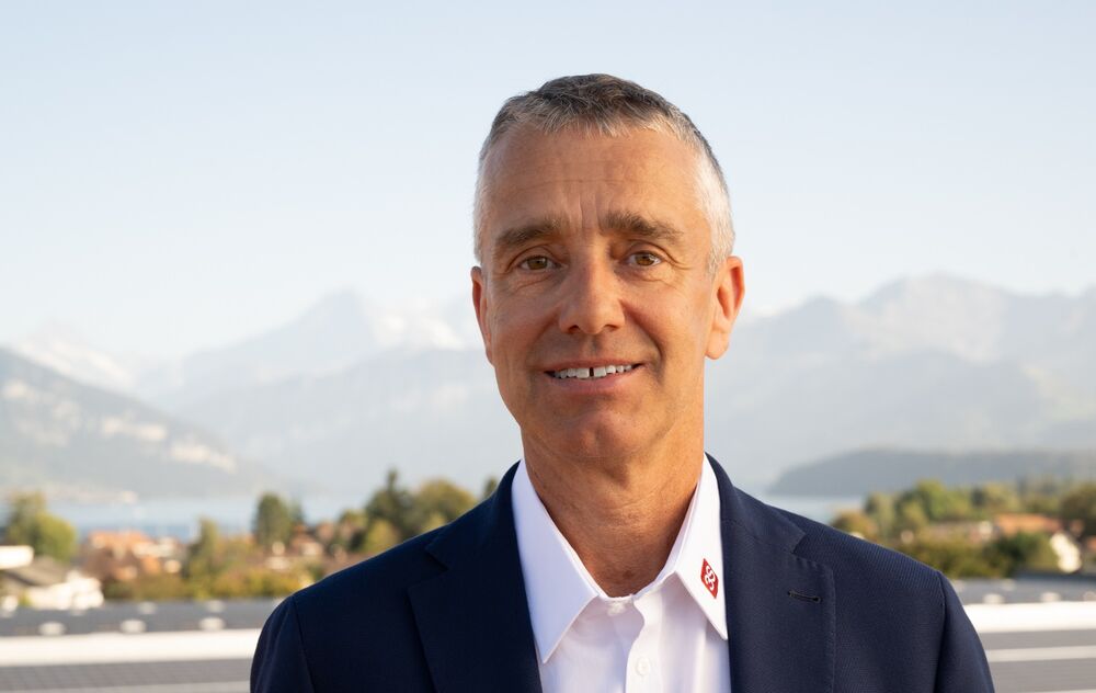 Patrick Hofer-Noser, CEO und Inhaber der 3S Swiss Solar Solutions AG: «Wir sind froh und stolz, unsere solaren Bauprodukte in der Schweiz entwickeln und produzieren zu können.» (Bild: 3S)